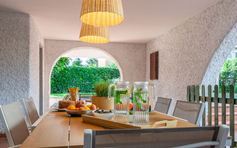 Villa i Portici: Bord, Møbel, Ejendom, Plante, Grøn, Træ, Indretning, Gulvbelægning, Etage, Køkken