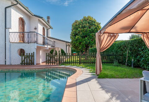 Villa i Portici: Vand, Plante, Himmel, Ejendom, Vindue, Bygning, Azure, Svømmepøl, Arkitektur, Træ