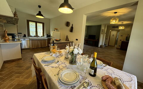 Casa Viviani: Mad, Bord, Bordservice, Møbel, Flaske, Plade, Indretning, Dug, Stol, Tallerkner