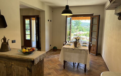 Casa Viviani: Bord, Ejendom, Møbel, Cabinetry, Vindue, Træ, Plante, Belysning, Stueplante, Køkken