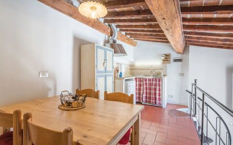 Belle Donne Apartment, Tornabuoni, Florence, Wifi: Ejendom, Møbel, Bord, Træ, Indretning, Stol, Gulvbelægning, Etage, Bejdse, Væg