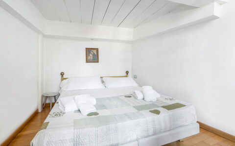 Belle Donne Apartment, Tornabuoni, Florence, Wifi: Bygning, Møbel, Ejendom, Komfort, Pude, Træ, Bed Frame, Textile, Seng