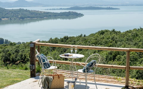 Villa Paradise: Vand, Himmel, Plante, Sø, Bjerg, Udendørs Møbler, Stol, Bord, Træ, Fritid