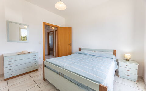 Apartment Balcony Sea View - Gallipoli: Bygning, Møbel, Ejendom, Cabinetry, Komfort, Træ, Skuffe, Bed Frame, Seng