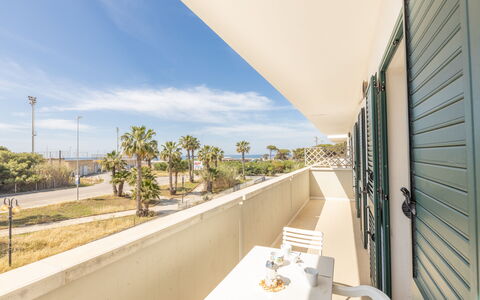 Apartment Balcony Sea View - Gallipoli: Himmel, Sky, Ejendom, Plante, Bygning, Skygge, Træ, Hus, Ejendom, Arecales