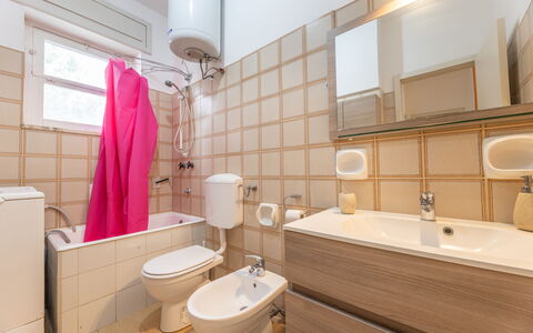 Apartment Living In Baia Verde - Gallipoli: Tap, Sanitærarmatur, Spejl, Badeværelsesvask, Håndvask, Badeværelsesskab, Ejendom, Bygning, Purple, Badeværelse