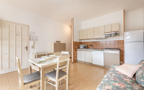 Apartment Living In Baia Verde - Gallipoli: Møbel, Cabinetry, Countertop, Bord, Bygning, Køkken, Stol, Træ, Gulvbelægning, Etage