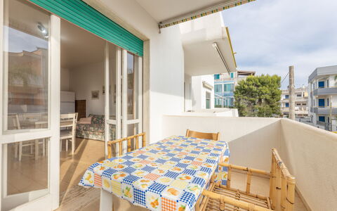 Apartment Living In Baia Verde - Gallipoli: Ejendom, Bord, Bygning, Azure, Træ, Indretning, Belysning, Arkitektur, Stol, Gulvbelægning