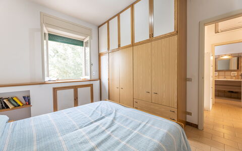 Apartment Living In Baia Verde - Gallipoli: Ejendom, Spejl, Møbel, Vindue, Bygning, Træ, Cabinetry, Komfort, Textile