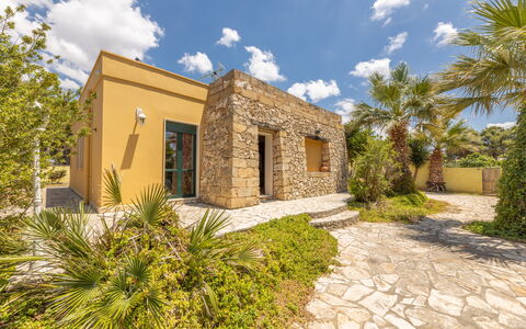 Villetta Estiva With Private Pool Gallipoli: Sky, Plante, Himmel, Bygning, Ejendom, Vindue, Træ, Hus, Land Lot, Sommerhus