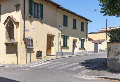 Florentine Careggi Loft: Himmel, Ejendom, Vindue, Bygning, Vejbelægning, Træ, Boligområde, Hus, Asfalt, Plante