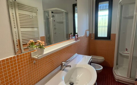 Bell'aria Apartment: Spejl, Tap, Håndvask, Sanitærarmatur, Badeværelsesvask, Badeværelse, Purple, Træ, Arkitektur, Indretning