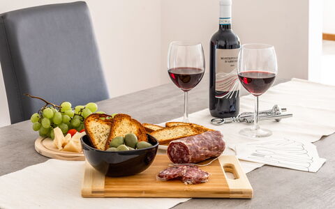 Fano Suite Apartment: Mad, Bordservice, Glasservice, Bord, Vin, Vinglas, Plade, Flaske, Drinkware