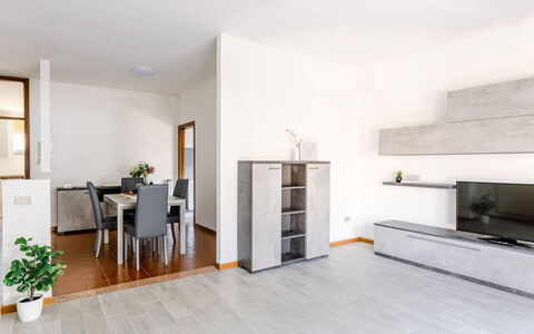 Fano Suite Apartment: Plante, Møbel, Blomsterkrukke, Træ, Stol, Stueplante, Stue, Dør, Etage