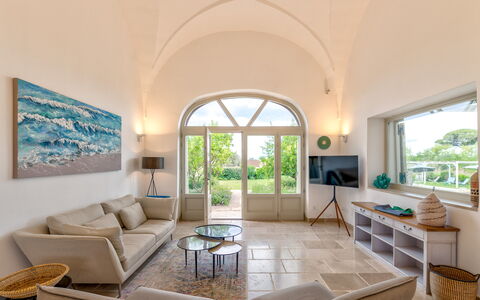 Villa Monamu: Couch, Vindue, Azure, Skygge, Indretning, Etage, Stue, Bord, Træ, Plante
