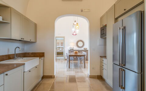 Villa Monamu: Køkkenvask, Cabinetry, Håndvask, Møbel, Ejendom, Tap, Sanitærarmatur, Countertop, Træ, Bygning