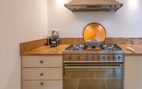 Villa Monamu: Cabinetry, Møbel, Countertop, Køkken, Træ, Komfur, Skuffe, Køkken Apparat, Cooktop, Etage