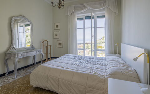 Pieve Ligure Seaside View, Wifi: Møbel, Seng, Indretning, Soveværelse, Etage, Sengetøj, Sengetøj, Gulvbelægning, Værelse, Sengetøj