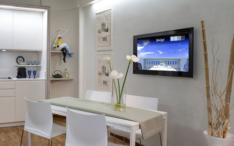 Boheme With Beach & Breakfast Included: Møbel, Ejendom, Bord, Plante, Azure, Cabinetry, Indretning, Bygning, Etage, Stol