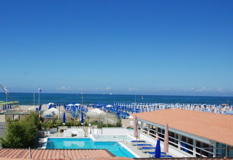 Boheme With Beach & Breakfast Included: Vand, Himmel, Sky, Plante, Coastal Og Oceaniske Landskabsformer, Svømmepøl, Strand, Fritid, Træ, Horisont