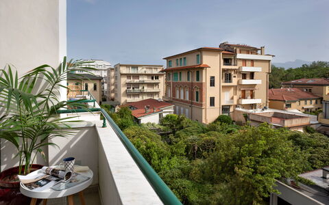 Tosca With Beach & Breakfast Included: Bygning, Himmel, Ejendom, Vindue, Sky, Arkitektur, Urban Design, Ejerlejlighed, Plante, Boligområde