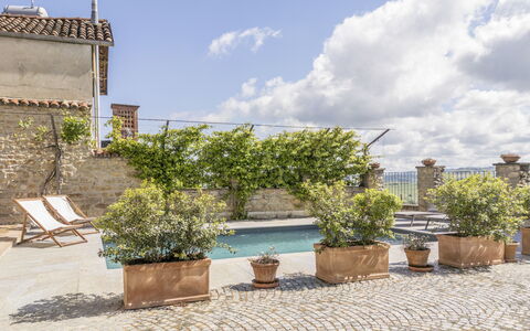 Arpusè, Relax nelle Langhe - Barolo, with Pool: Væg, Blomsterkrukke, Stueplante, Have, Flise, Altan, Gårdsplads, Udendørs Møbler