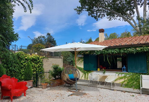 Green Suite On The Roof - Roma With No Kitchen: Himmel, Plante, Sky, Ejendom, Møbel, Bygning, Bord, Azure, Skygge, Træ