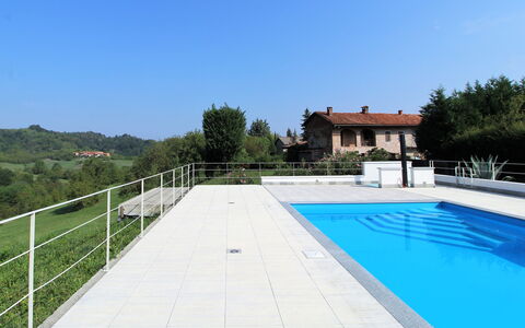La Casa Dei Nonni, House With Private Pool, Torino: Himmel, Vand, Bygning, Plante, Træ, Svømmepøl, Rektangel, Græs, Hus, Skygge