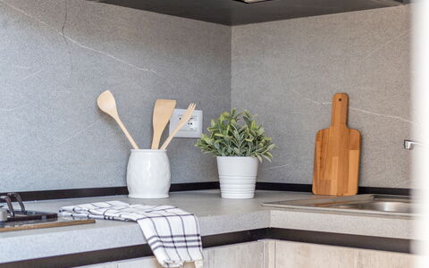 Loreto Suite Apartment: Plante, Ejendom, Blomsterkrukke, Træ, Stueplante, Indretning, Komfort, Gulvbelægning, Vase, Rektangel