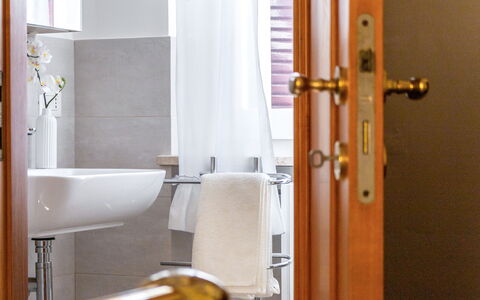Loreto Suite Apartment: Sanitærarmatur, Tap, Træ, Badeværelse, Dør, Håndvask, Vvs, Væg