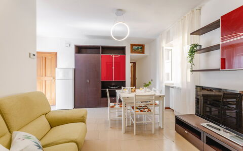 Loreto Suite Apartment: Møbel, Couch, Bord, Indretning, Orange, Træ, Bygning, Komfort, Gulvbelægning, Etage
