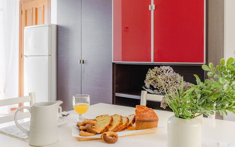 Loreto Suite Apartment: Mad, Bordservice, Møbel, Ejendom, Plante, Tallerkner, Blomsterkrukke, Countertop, Indretning, Bord