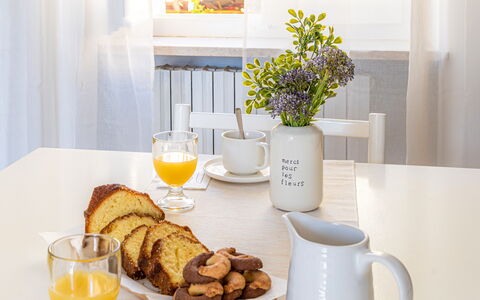 Loreto Suite Apartment: Mad, Bordservice, Plante, Bord, Drinkware, Plade, Gul, Blomst, Blomsterkrukke
