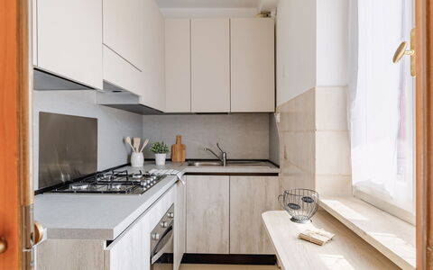 Loreto Suite Apartment: Cabinetry, Countertop, Ejendom, Køkken, Komfur, Køkken Apparat, Husholdningsapparat, Indretning, Træ, Håndvask