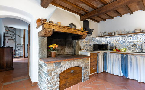 Villa Chicco: Bygning, Hearth, Træ, Indretning, Stue, Gulvbelægning, Etage, Bjælke, Mursten, Bejdse