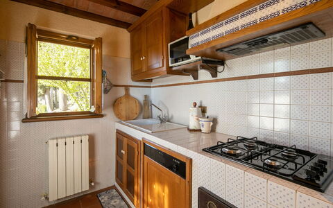 La Maggiolina & La Bastide: Countertop, Cabinetry, Ejendom, Køkken Apparat, Vindue, Gaskomfur, Køkken, Komfur, Bygning, Træ