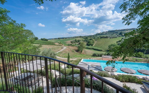 Ciliegino Spereto Apartment, Pool And Relax , Mont: Træ, Svømmepøl, Landskab, Land Lot, Udendørs Møbler, Eco Hotel, Landscaping, Skygge, Udvej, Liggestol