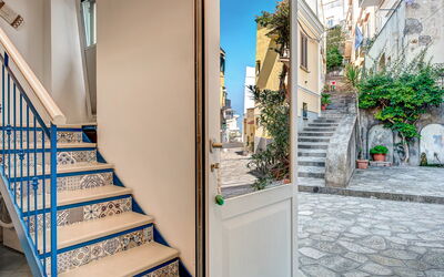 Casetta Di Laura In Massa Lubrense: Plante, Ejendom, Bygning, Azure, Vindue, Hus, Blomsterkrukke, Træ, Trappe, Stueplante