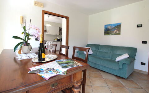 Apartment With Garden, Del Corlo Lake, Belluno: Bord, Møbel, Billedramme, Ejendom, Plante, Couch, Grøn, Blomst, Indretning, Træ