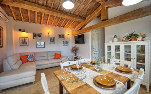 Casa Andrea: Bord, Møbel, Ejendom, Billedramme, Couch, Bordservice, Træ, Indretning, Orange, Stue
