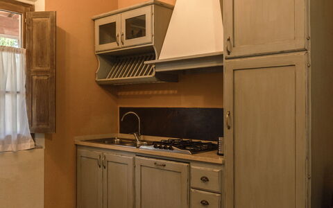 Borgo Dolciano: Cabinetry, Countertop, Møbel, Bygning, Skuffe, Køkken, Træ, Komfur, Indretning, Gulvbelægning