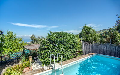 Villa Solaria With Private Pool: Vand, Himmel, Plante, Sky, Ejendom, Svømmepøl, Azure, Vegetationen, Træ, Boligområde