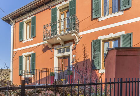 Orazio Liberty House,Lunigiana, Nature: Vindue, Bygning, Ejendom, Plante, Hegn, Himmel, Træ, Kvarter, Væg