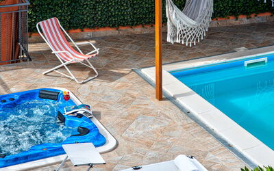 Villa Sorrentina With Panoramic Terrace: Vand, Blå, Plante, Svømmepøl, Udendørs Møbler, Fritid, Skygge, Træ, Græs, Liggestol