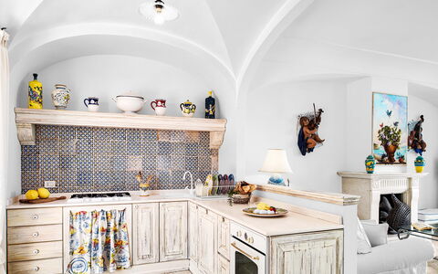 Villa Golfo Di Napoli With Private Pool: Ejendom, Møbel, Cabinetry, Produkt, Indretning, Belysning, Reoler, Etage, Træ