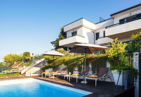 Villa Golfo Di Napoli With Private Pool: Vand, Plante, Himmel, Ejendom, Bygning, Svømmepøl, Vindue, Stol, Udendørs Møbler, Paraply