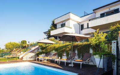 Villa Golfo Di Napoli With Private Pool: Vand, Plante, Himmel, Ejendom, Bygning, Svømmepøl, Vindue, Stol, Udendørs Møbler, Paraply