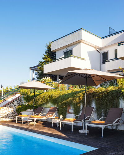 Villa Golfo Di Napoli With Private Pool: Vand, Plante, Himmel, Ejendom, Bygning, Svømmepøl, Vindue, Stol, Udendørs Møbler, Paraply