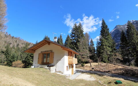 Baita La Ciamorza, Dolomiti, Veneto: Himmel, Plante, Bygning, Sky, Vindue, Hus, Træ, Lærk, Hældning, Sommerhus