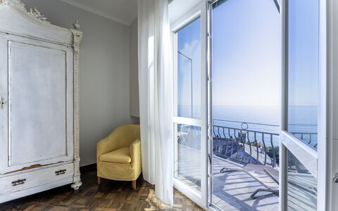 Breath-taking Portofino Promontory Seaview: Etage, Gulvbelægning, Indretning, Møbel, Lejlighed, Hav, Værelse, Dør, Trægulve, Ocean